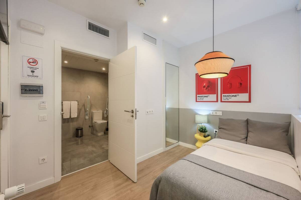 Comfort-Einzelzimmer, barrierearm, eigenes Bad | Schreibtisch, laptopgeeigneter Arbeitsplatz, kostenloses WLAN