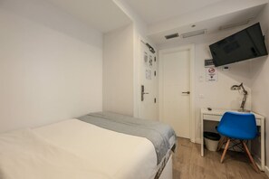 Escritorio, espacio para trabajar con laptop y wifi gratis 