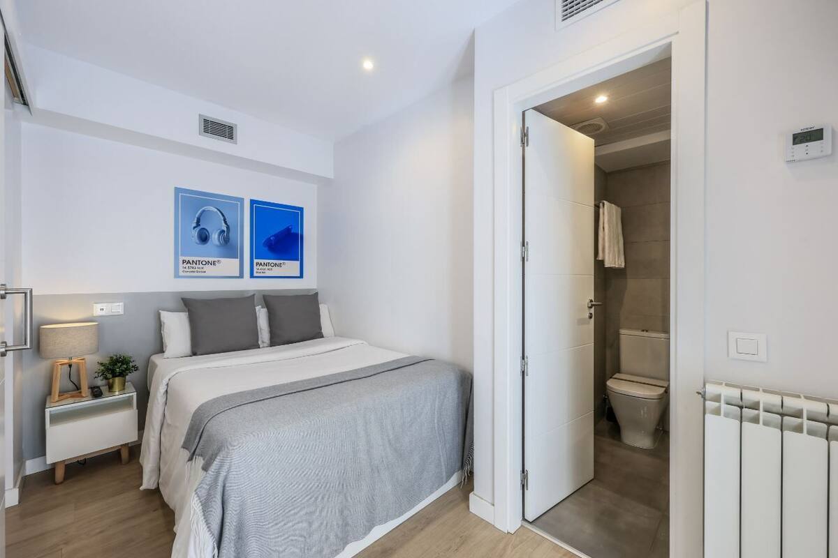 Schreibtisch, laptopgeeigneter Arbeitsplatz, kostenloses WLAN