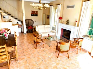 Living area - EXCLUSIVE ESCAPADE: GITE WITH SWIMMING POOL Freshness and relaxation guaranteed (Huriel)
