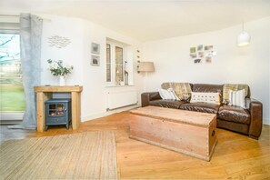 Living area - Newly Refurbished 4 Bedroomed House Close to Beach (Bognor Regis)