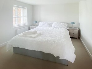4 bedrooms, iron/ironing board, WiFi, bed sheets - Newly Refurbished 4 Bedroomed House Close to Beach (Bognor Regis)