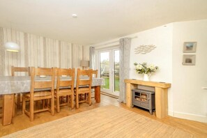 Dining - Newly Refurbished 4 Bedroomed House Close to Beach (Bognor Regis)