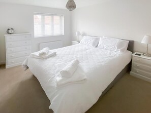 4 bedrooms, iron/ironing board, WiFi, bed sheets - Newly Refurbished 4 Bedroomed House Close to Beach (Bognor Regis)