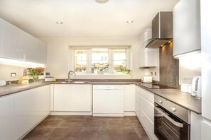 Private kitchen - Newly Refurbished 4 Bedroomed House Close to Beach (Bognor Regis)