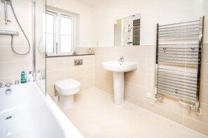 Shower, hair dryer, towels, soap - Newly Refurbished 4 Bedroomed House Close to Beach (Bognor Regis)