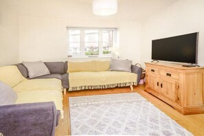 Living area - Newly Refurbished 4 Bedroomed House Close to Beach (Bognor Regis)