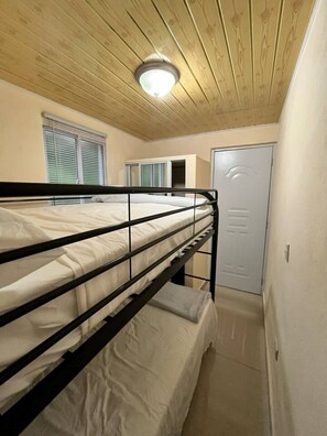 A bunk bed room with a wooden ceiling and a single window with blinds. - Family villa with private pool in jarabacoa (Jarabacoa)