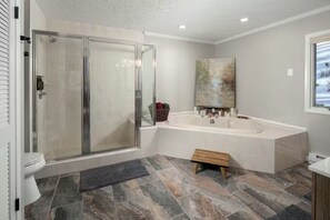 Shower, hair dryer, towels, soap - Buc’s Den: Spacious, MTN view! Close to slopes (Beech Mountain)