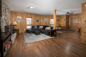 Living area - Buc’s Den: Spacious, MTN view! Close to slopes (Beech Mountain)
