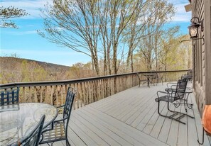 Outdoor dining - Buc’s Den: Spacious, MTN view! Close to slopes (Beech Mountain)