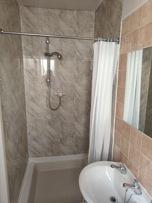 Basic Single Room | Bathroom - Lanayr Hotel Blackpool Limited (Blackpool)