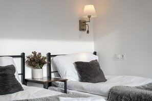 Comfort appartement, balkon, uitzicht op de stad | Verduisterende gordijnen, een strijkplank/strijkijzer, gratis wifi