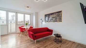 Apartamento conforto, sacada, vista para a cidade | Área de estar