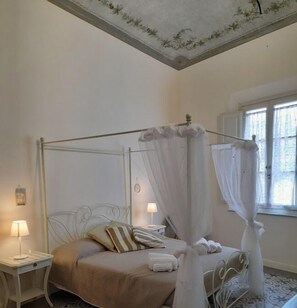 Superior Double Room | Down duvets, free minibar items, desk, laptop workspace - B&B Villino Luschi Pisa Centro (Pisa)