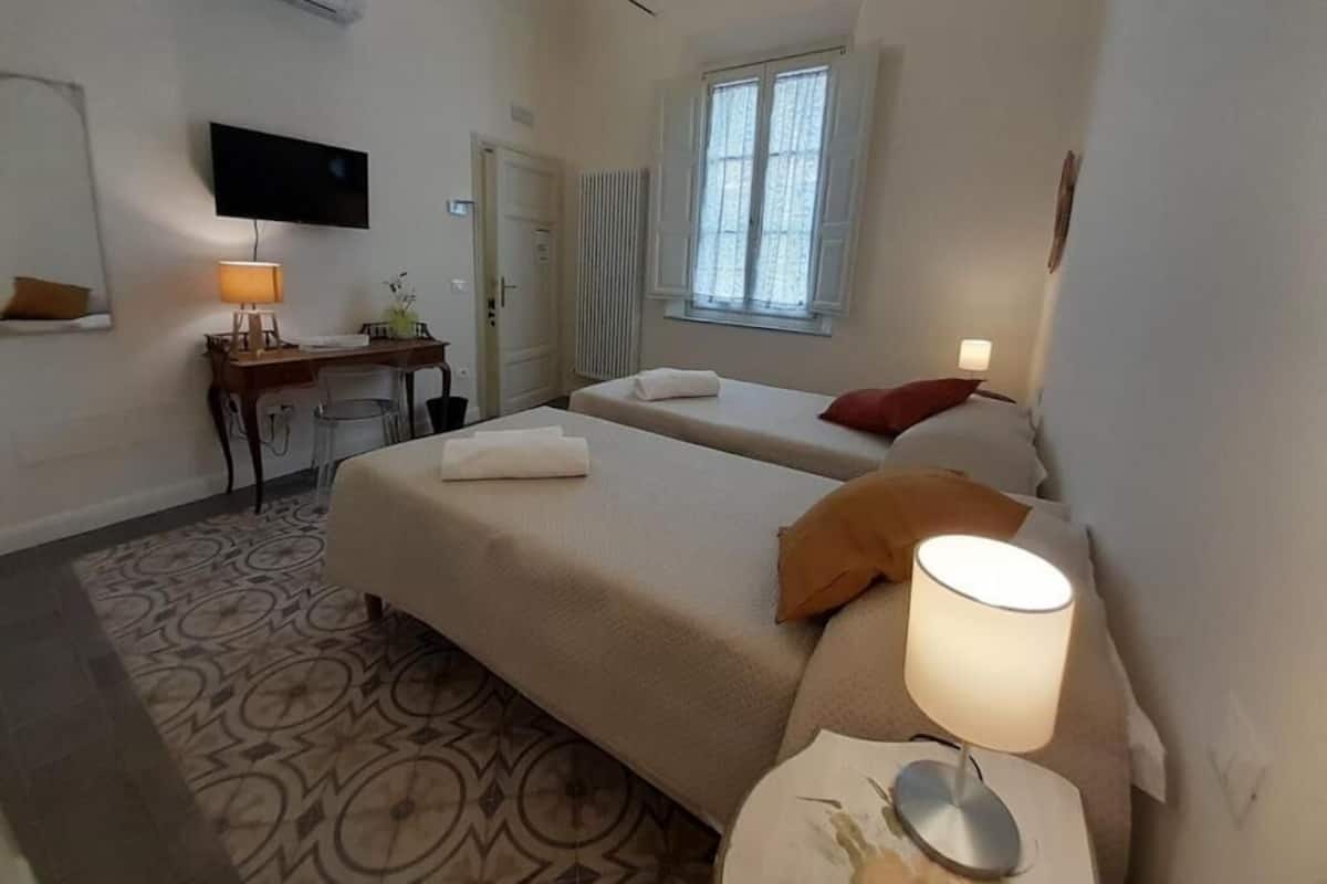 Dobbelt- eller tomannsrom – standard | Skrivebord, skrivebord for bærbar PC og wi-fi (inkludert)