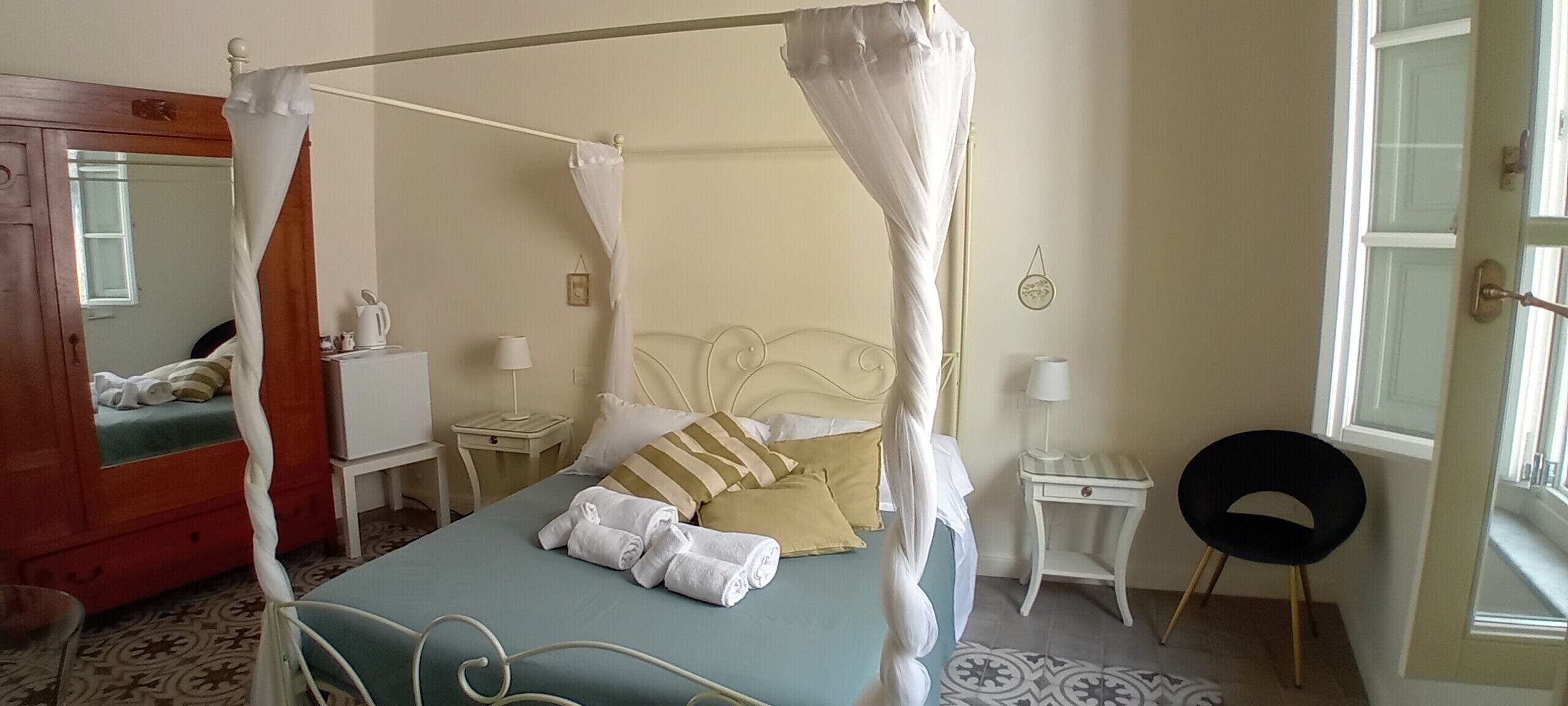 Dobbeltrom – superior | Skrivebord, skrivebord for bærbar PC og wi-fi (inkludert)