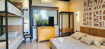 Tabla de planchar con plancha, wifi gratis y ropa de cama