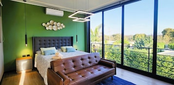 Tabla de planchar con plancha, wifi gratis y ropa de cama