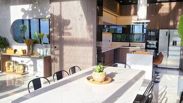 Deluxe House | Dining room