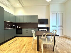 Een koelkast, een microgolfoven, een oven, een kookplaat