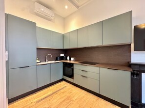 Een koelkast, een microgolfoven, een oven, een kookplaat