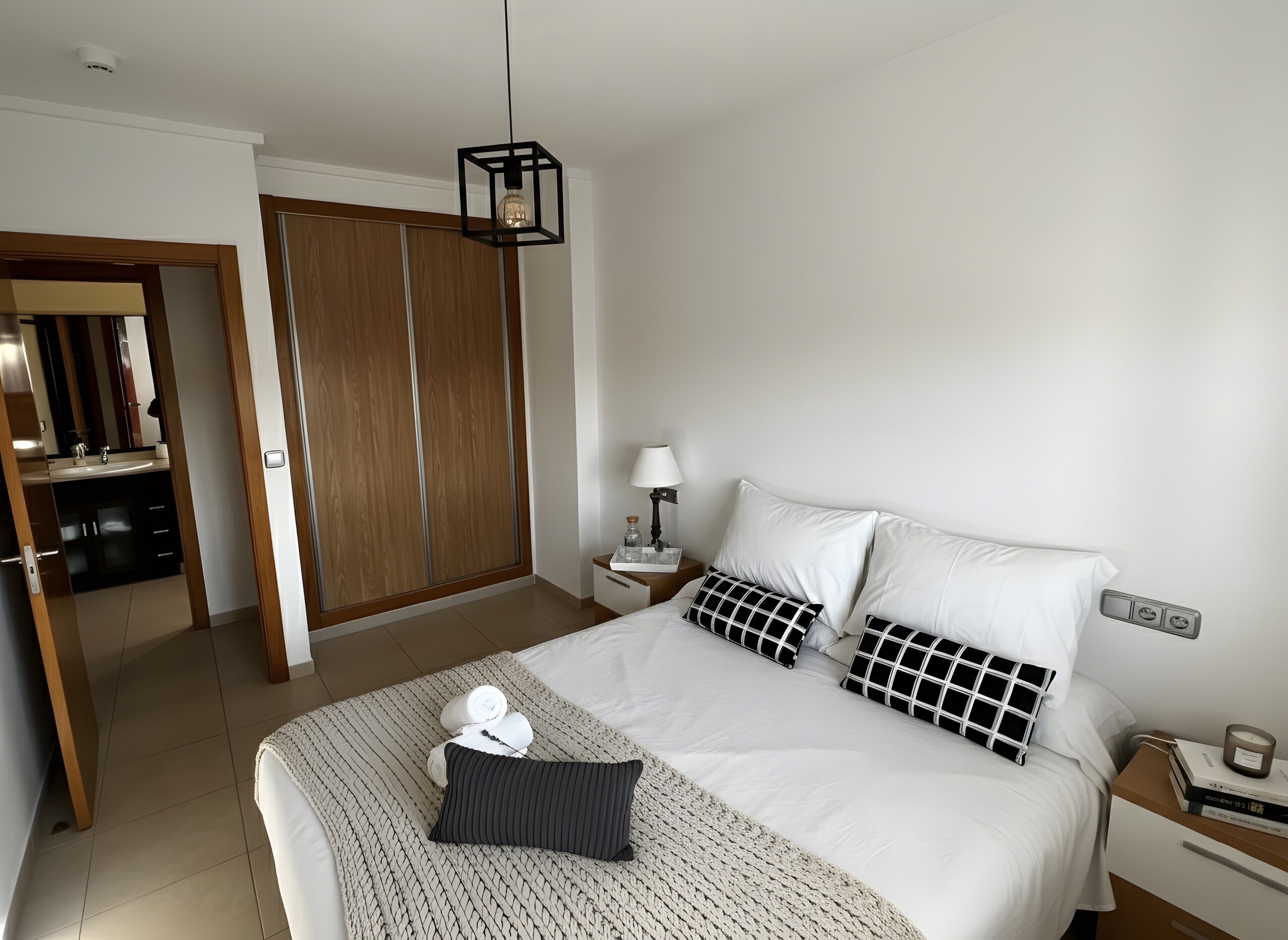 2 habitaciones, tabla de planchar con plancha, wifi y ropa de cama 