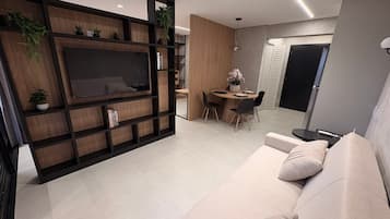 Leilighet – basic | Oppholdsområde | En 32-tommers smart-TV med digitale kanaler