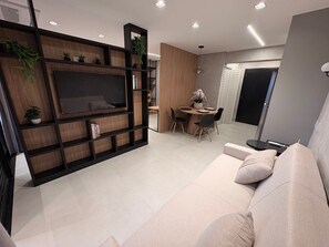 Leilighet – basic | Oppholdsområde | En 32-tommers smart-TV med digitale kanaler