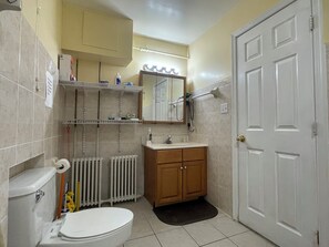 Hiustenkuivaaja, pyyhkeet, saippua, vessapaperi