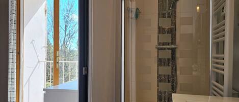 Shower, jetted bath, hair dryer, towels