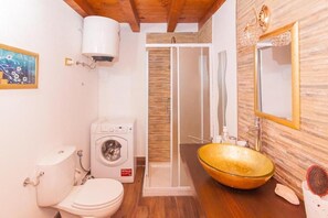 Family Apartment, Balcony, Courtyard View | Bathroom | Shower, hair dryer, towels - B&B L'INFIORESCENZA (Siracusa)