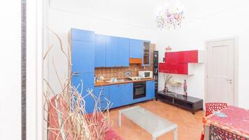 Appartamento familiare, balcone, vista cortile | Interni