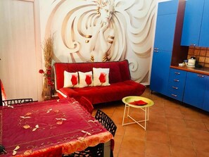 Family Apartment, Balcony, Courtyard View | Living area - B&B L'INFIORESCENZA (Siracusa)