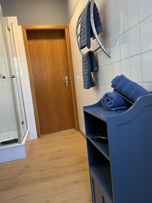 Haartrockner, Handtücher, Seife, Toilettenpapier