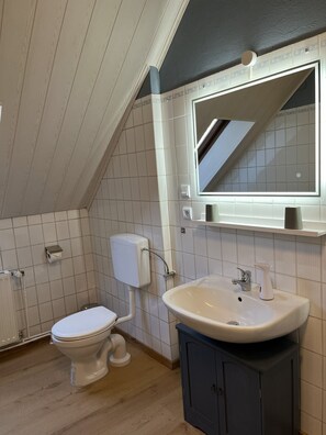 Haartrockner, Handtücher, Seife, Toilettenpapier