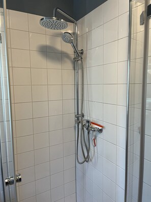 Haartrockner, Handtücher, Seife, Toilettenpapier