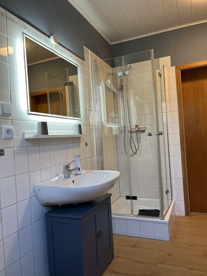 Haartrockner, Handtücher, Seife, Toilettenpapier