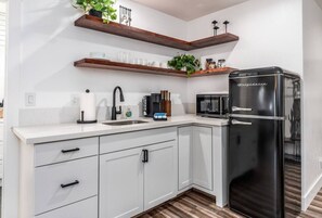 Refrigerador, microondas, cafetera y tetera y tostadora 