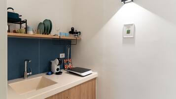 Kylskåp, spishäll, kaffe- och tebryggare och grytor/köksredskap