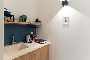 Kylskåp, spishäll, kaffe- och tebryggare och grytor/köksredskap