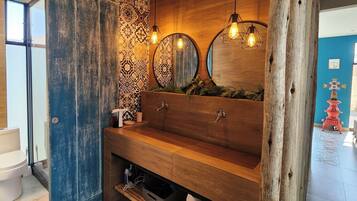 Casa, patio, vista al jardín | Baño | Regadera, secadora de cabello, toallas, jabón