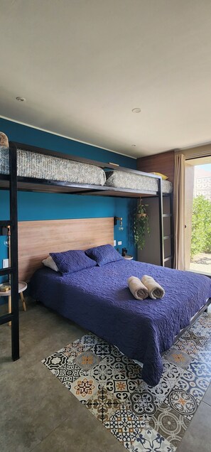 Casa, patio, vista al jardín | Tabla de planchar con plancha y wifi gratis 