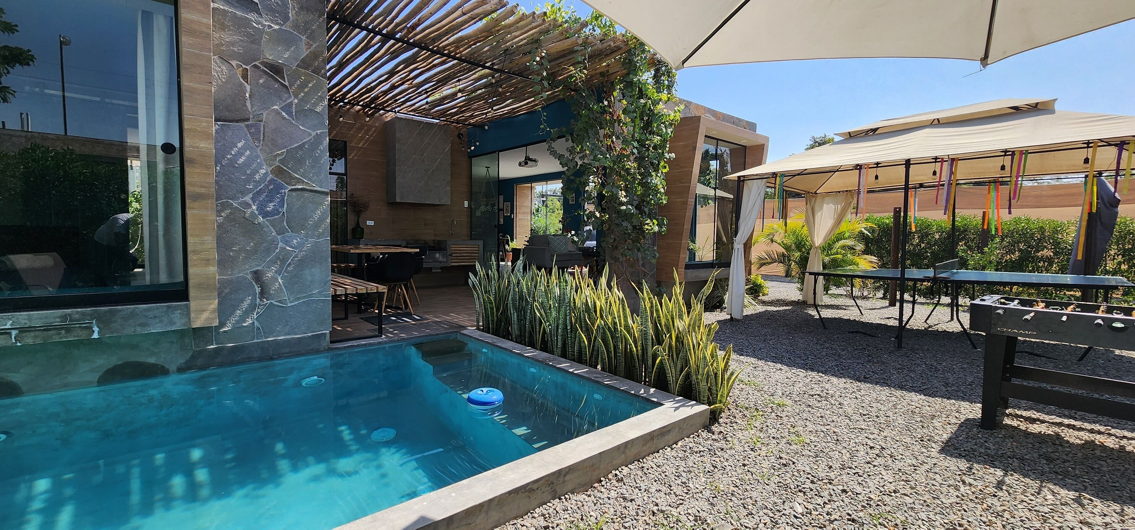 Ferienhaus, Terrasse, Gartenblick | Speisen im Freien