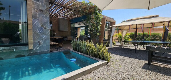 Casa, patio, vista al jardín | Restaurante al aire libre