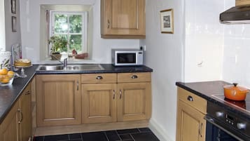 Dishwasher, cookware/dishes/utensils