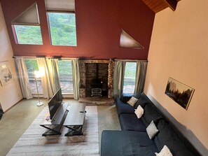 TV, fireplace - New! Hillside | Valley View (Oakhurst)