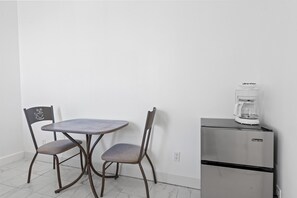 Dining - Villa Del Mare Unit 2 Queen Suite (St. Augustine)