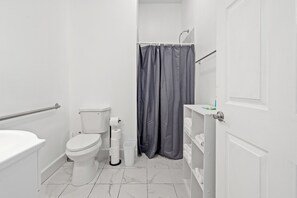 Shower, hair dryer, towels, soap - Villa Del Mare Unit 2 Queen Suite (St. Augustine)