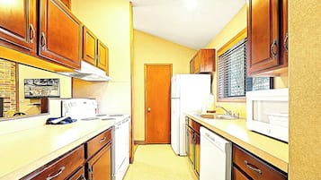 Condo | Private kitchen | Full-size fridge, microwave, oven, stovetop